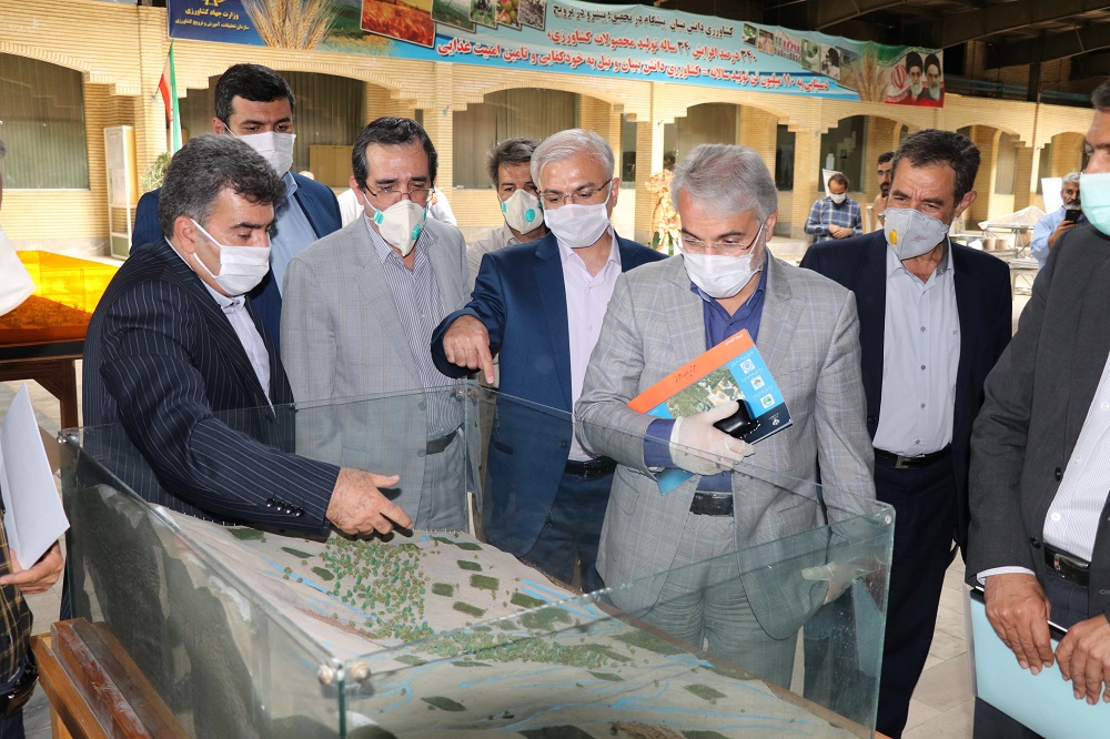 بازدید معاون رییس جمهور و رییس سازمان برنامه و بودجه از پژوهشکده حفاظت خاک و آبخیزداری